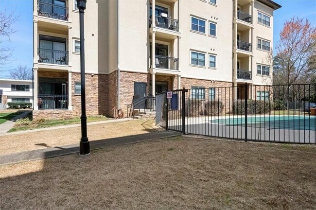 Foto del edificio - 2230 Cheshire Bridge Rd NE