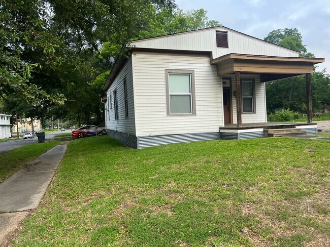 Building Photo - Half off the first Full Months rent! .Clos...