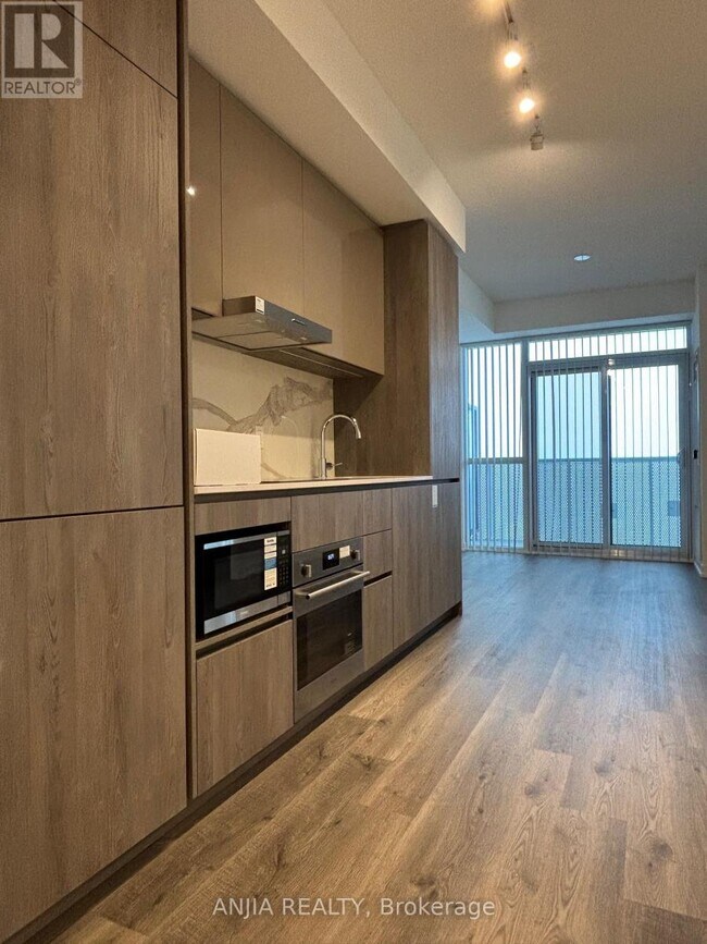 Photo du bâtiment - 8 Interchange Wy