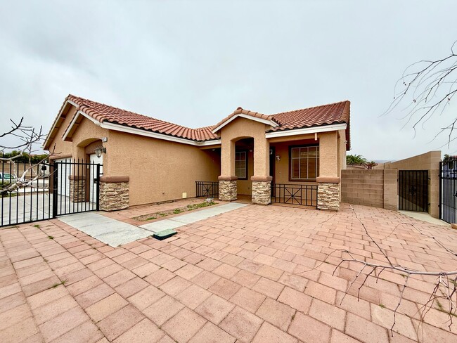 Building Photo - Beautiful single-story home featuring a spacious 3-car garage