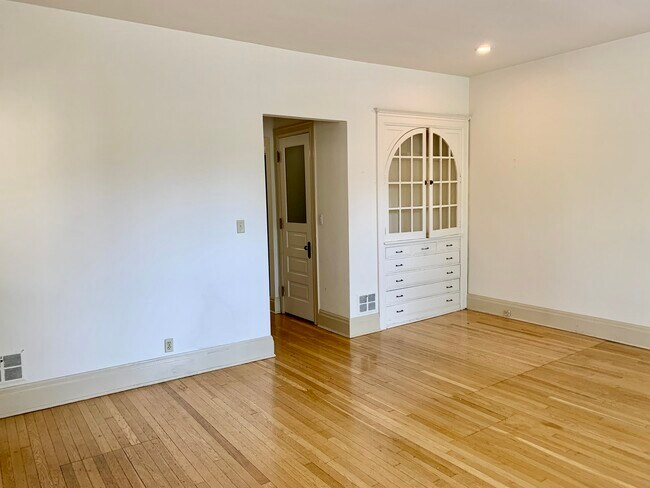 Building Photo - 2408 East Park Place, Unit 2406