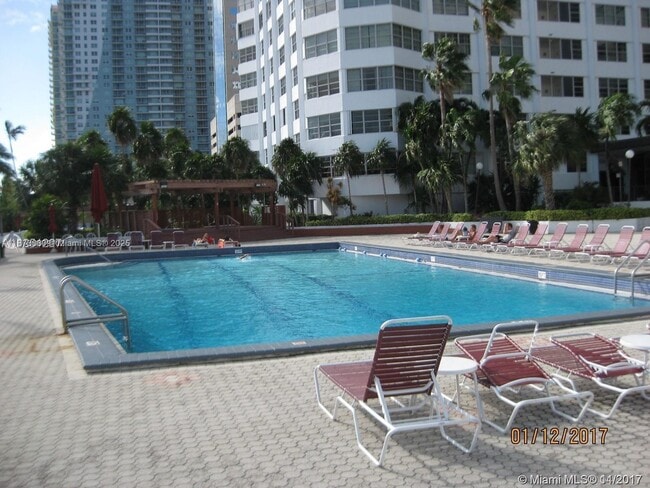 Foto del edificio - 999 Brickell Bay Dr