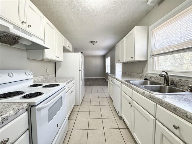 Building Photo - Well Maintained 3 Bedroom/2 Bathroom Home