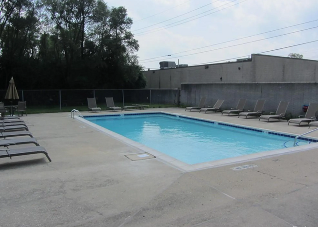Foto del edificio - 30475 W 14 Mile Rd