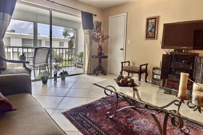 Building Photo - 6215 Bay Club Dr