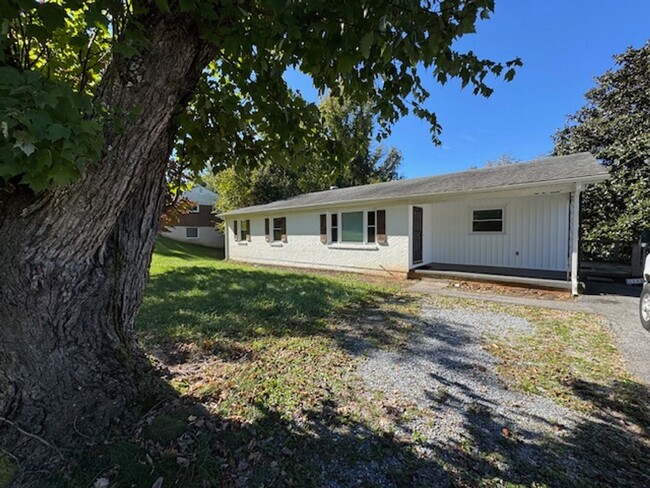 Building Photo - One Level Living w/ Amazing Kitchen & Part...