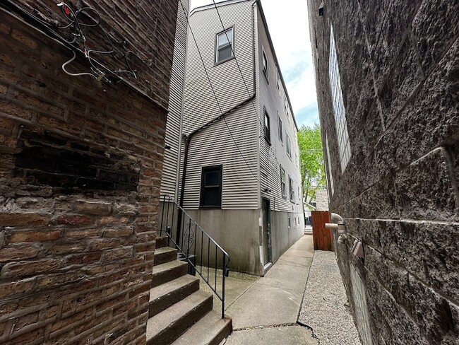 Building Photo - 869 N Hermitage Ave