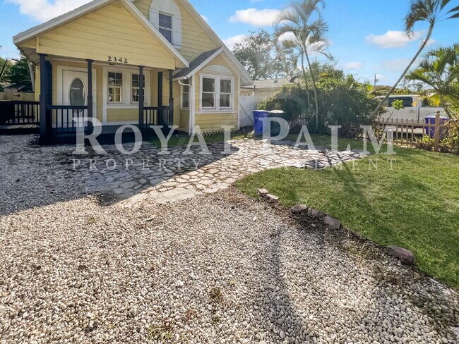 Foto del edificio - Deck the halls or the French doors, because this charming century-old single family home is avail...