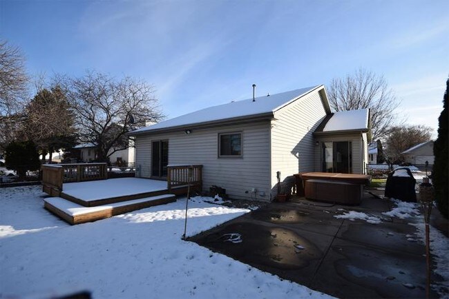 Building Photo - 3 Bed/2 Bath