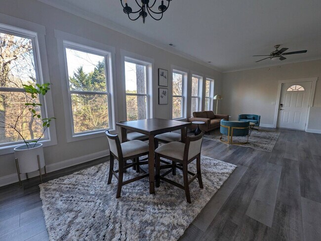 Foto del edificio - 901 Sunny Meadows Ln