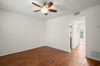Building Photo - 2401 Manor Rd