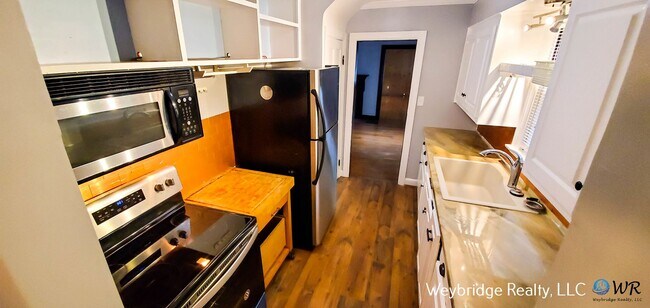 Building Photo - Spacious 3 Bedroom 1.5 Bathroom House in F...