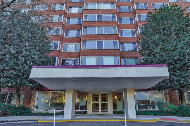 Foto del edificio - 4000 Tunlaw Rd NW