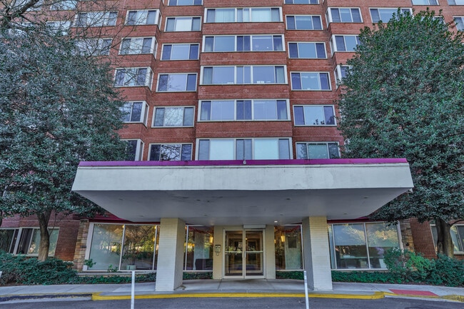 Building Photo - 4000 Tunlaw Rd NW