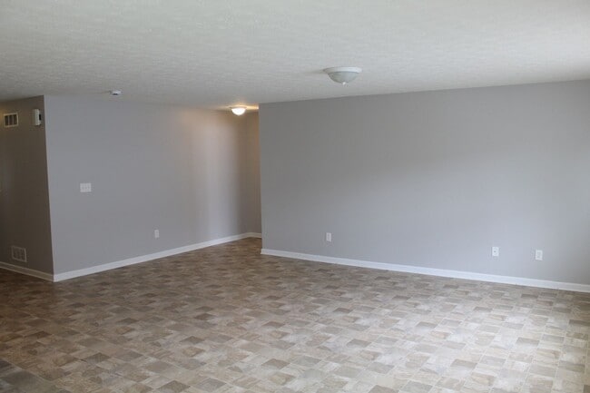 Building Photo - Spacious 3 BR Ranch Home in Whitestown!