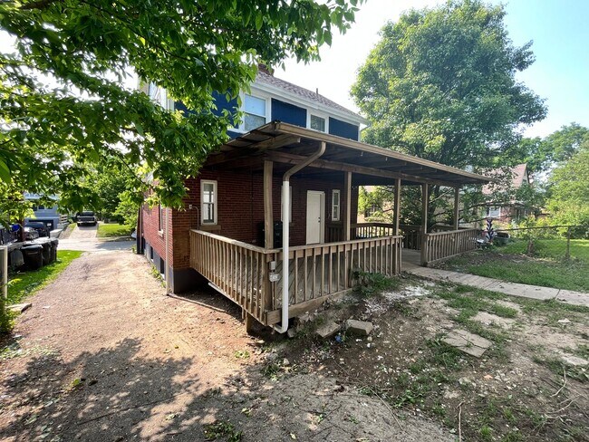 Building Photo - 1032 Woodlawn Ave. | 3 BR, 1 Bath