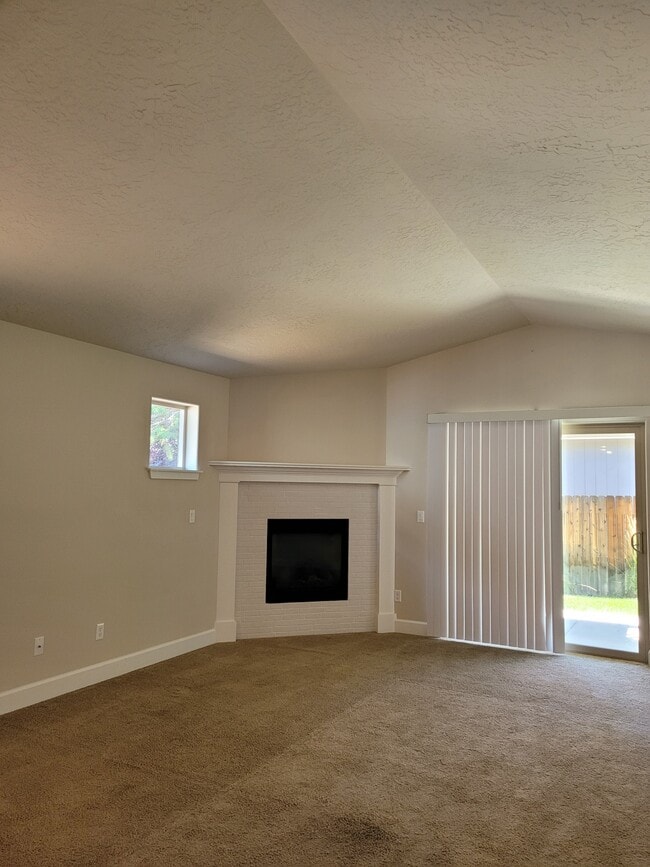 Building Photo - 3170 NE Coho St