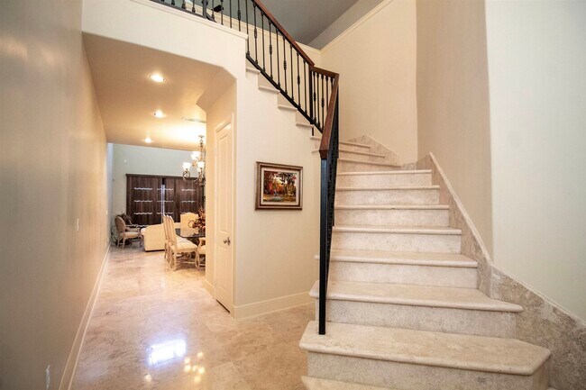 Building Photo - 2110 Bermuda Dr