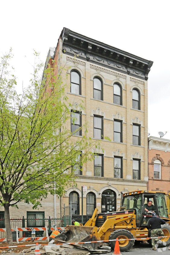 Primary Photo - 7 Ridgewood Pl