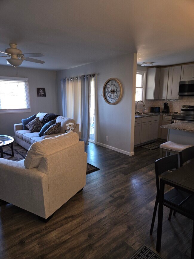 Entrada - 613 Hillsboro Rd