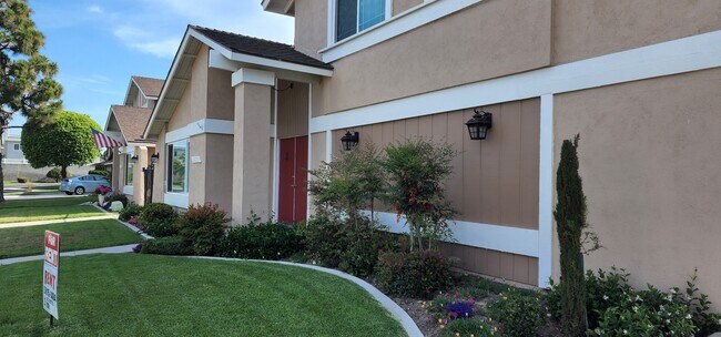 Beautiful landscaping - 16571 Regina Cir