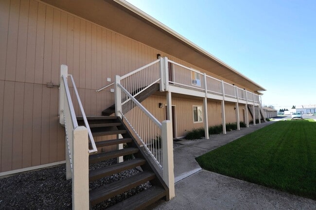 Building Photo - Hayden Apt. Available 2 bed 1 bath (upstairs)