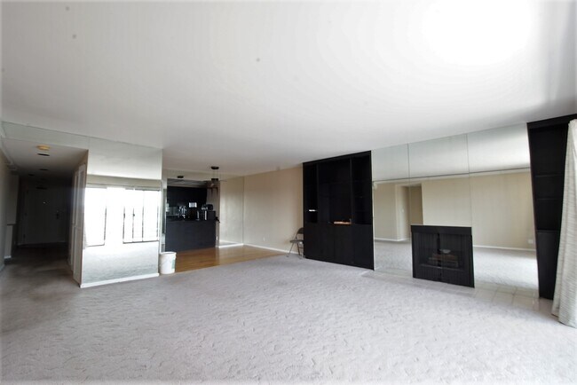 Building Photo - American Plaza Condo With Amazing Views!
