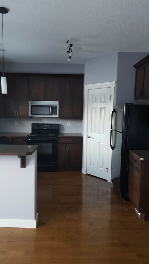 Photo du bâtiment - 3 Bed 2.5 Bath Unit in Didsbury, AB