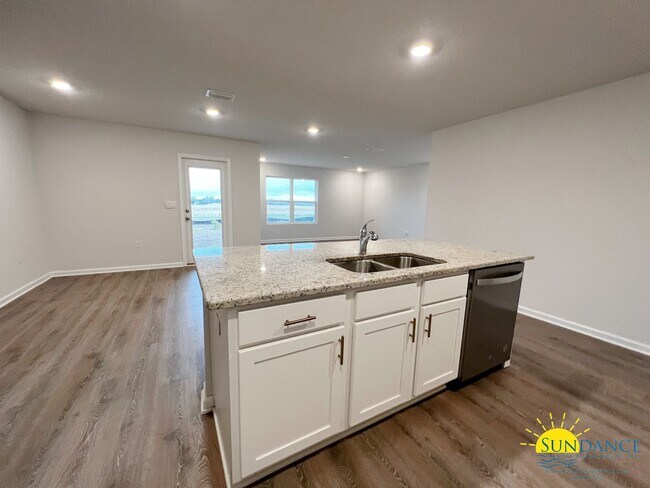 Building Photo - Stunning 4 Bedroom Home in Crestview!