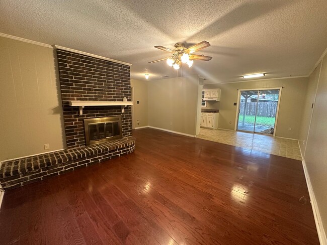 Building Photo - Beautiful 3 Bedroom Southern Hills Home