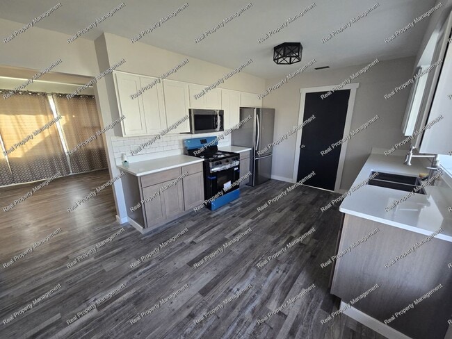 Building Photo - Updated 3 Bedroom Ranch