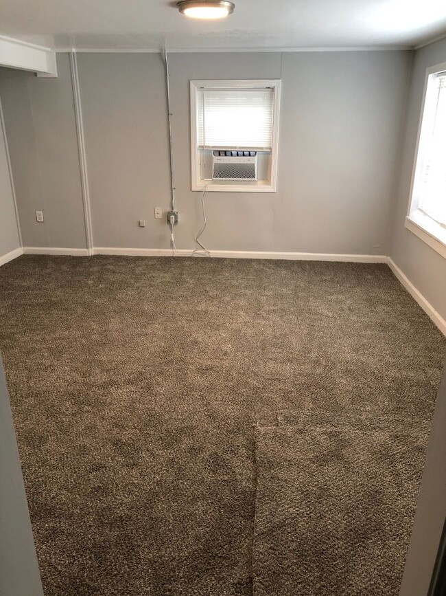 Building Photo - 2 Bed, 1 Bath House - Pet Friendly!!