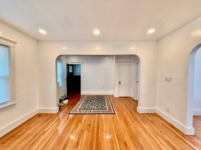 Building Photo - 107 E Elm Ave