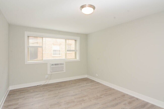 Building Photo - 447 W Surf St