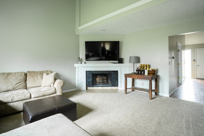 Building Photo - 67 Groton Dr
