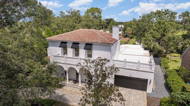 Foto del edificio - Stunning estate, with luxury upgrades, bac...