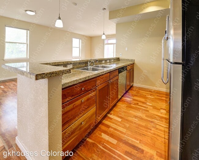 Building Photo - 2 br, 2 bath House - 2930 Bluff Street #313