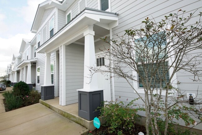 Building Photo - Great Location in Freeport