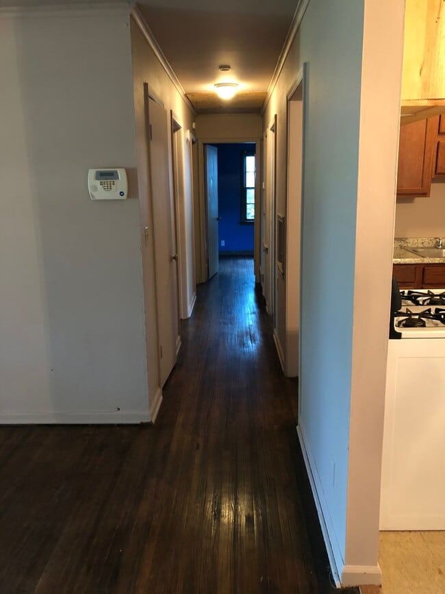 Building Photo - 3 bdrm 1 bath 1 car garage near Apache and...