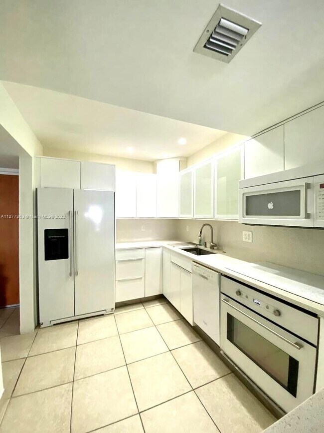 Building Photo - 1250 Lincoln Rd