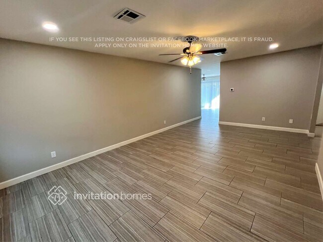 Foto del edificio - 2461 E Manhatton Dr