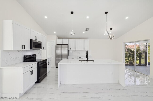 Building Photo - 4520 SW 22nd Ave