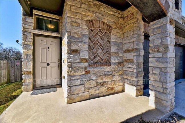 Foto del edificio - 9710 Tall Tree Ln