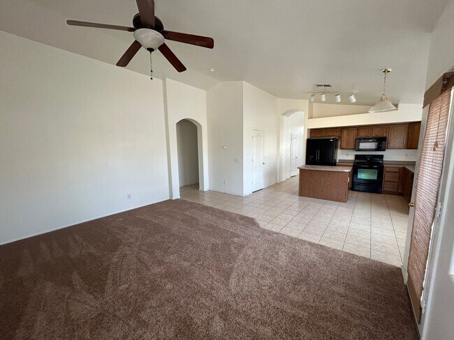 Foto del edificio - 3BR/2 bath Maricopa home on corner lot