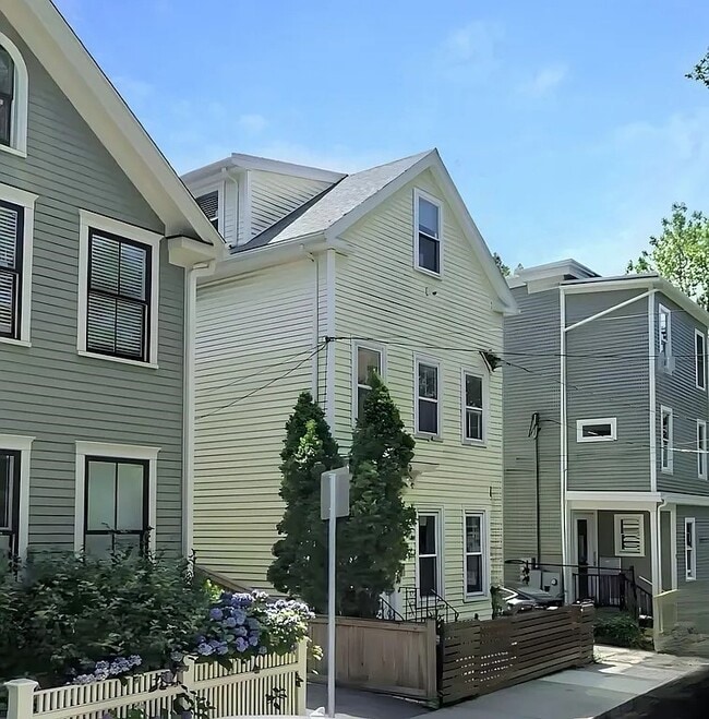 Building Photo - 22 Hingham St