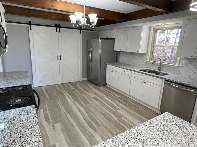 Building Photo - 418 Verna Dr