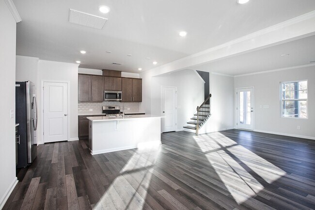 Foto del edificio - Available 8/10/25! 2 Story Home Near Trian...