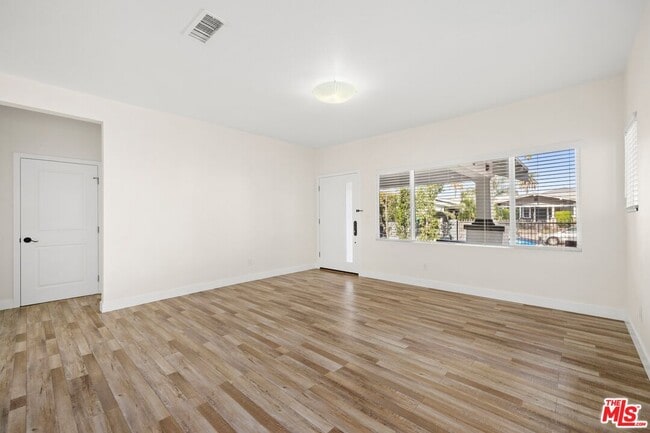 Building Photo - 1324 W 53rd St