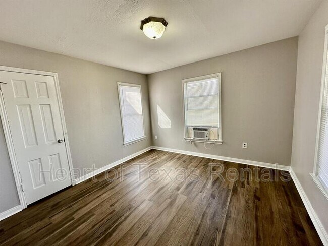 Building Photo - 2712 Mitchell Ave