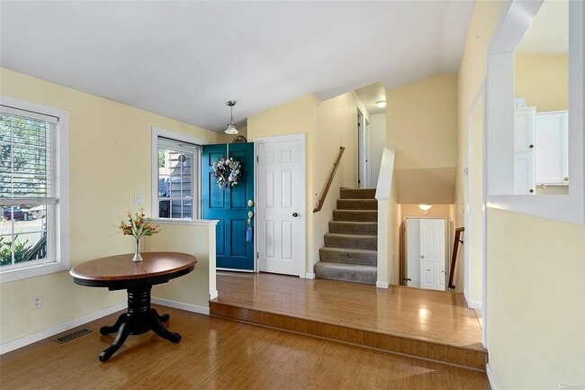 Building Photo - Cul-de-Sac Home Near Alderwood with Private Backyard